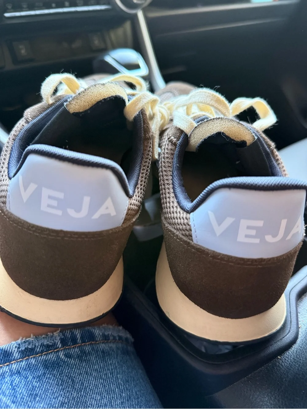 Veja Rio Branco ll Alveomesh Retro Runner Sneakers in eagle sun brown suede W10